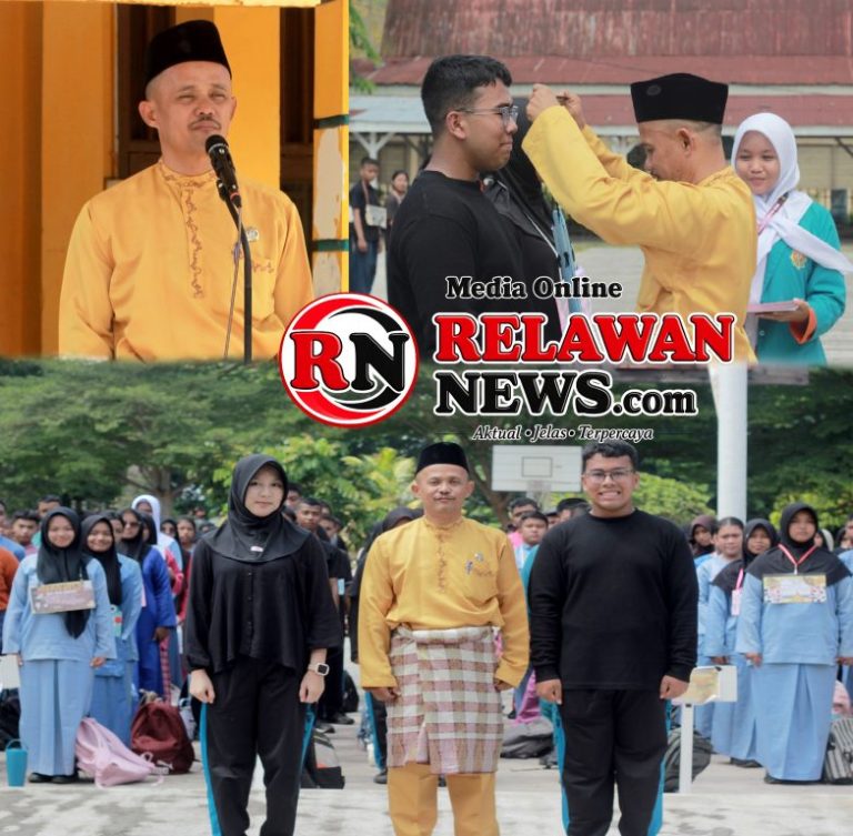 Kepala SMAN 2 Dumai secara simbolis melepaskan tanda peserta MPLS kepada perwakilan peserta didik baru sebagai tanda resmi berakhirnya Masa Pengenalan Lingkungan Sekolah (MPLS)